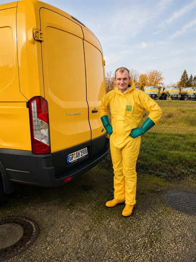 Nikolas Hartdegen in Schutzkleidung vor dem Einsatzfahrzeug, Ihr persönlicher Ansprechpartner